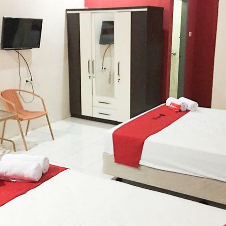 Reddoorz @ Simpang Lima Jupiter Hotel Sorong Exterior photo