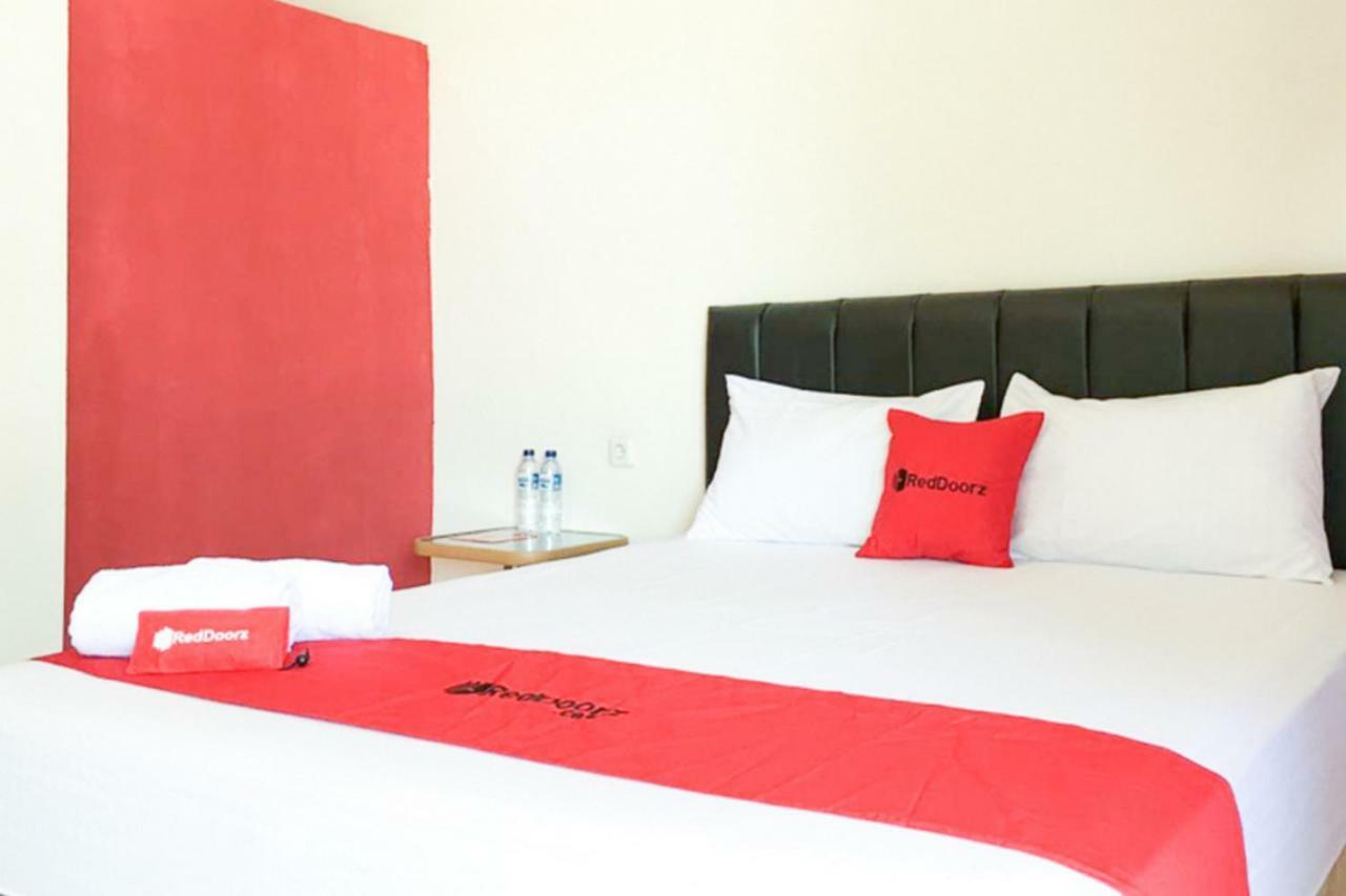 Reddoorz @ Simpang Lima Jupiter Hotel Sorong Exterior photo