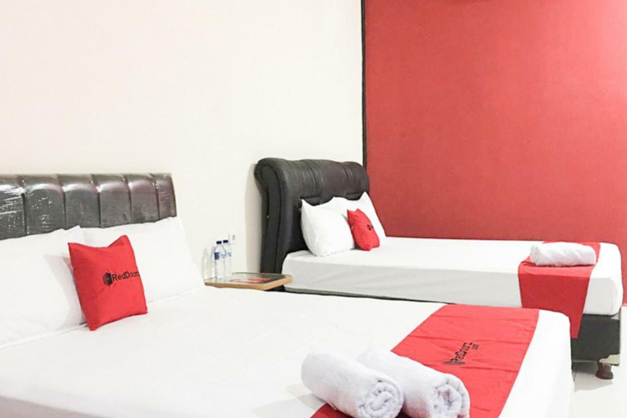 Reddoorz @ Simpang Lima Jupiter Hotel Sorong Exterior photo