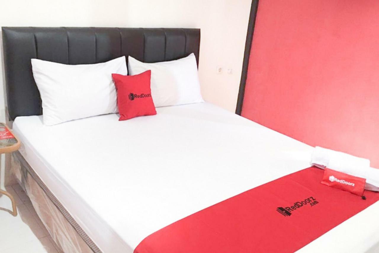 Reddoorz @ Simpang Lima Jupiter Hotel Sorong Exterior photo